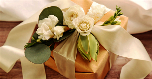 Quà cưới nên tặng gì? Gợi ý quà tặng ấn tượng, thiết thực cho dâu rể