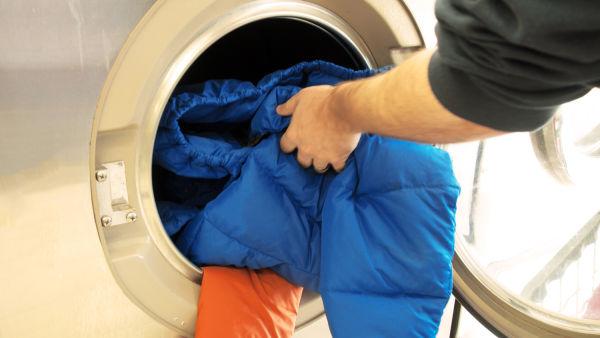 Cách giặt áo lông vũ tại nhà không bị vón cục bằng máy giặt